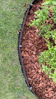 border-paaltjes-tuin-met-boomschors