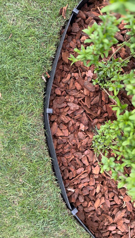 border-paaltjes-tuin-met-boomschors