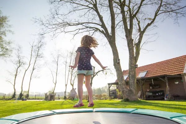 Boomschors rond de trampoline - Boomschors.nl
